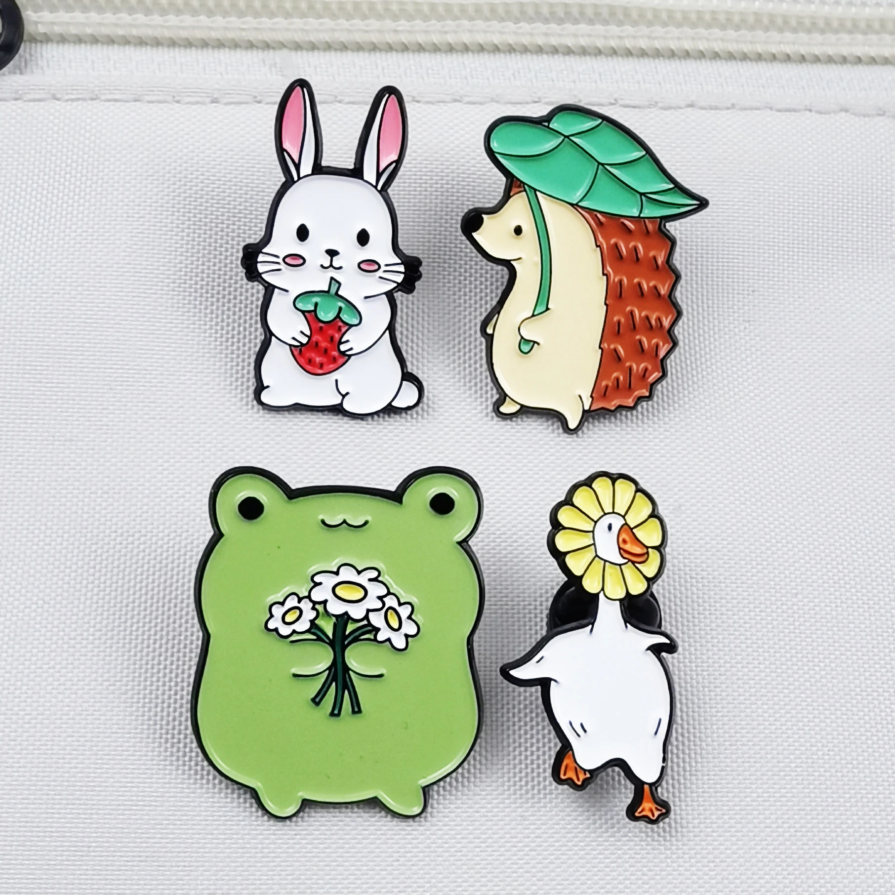 Zinc Alloy Frog And White Rabbit Cartoon Brooch Drip-Coated Personalized Design Versatile Clothing Accessory Animal Badge