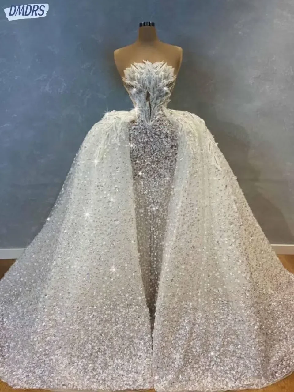 Luxury Floor-length Wedding Dresses Beaded Crystals Ball Gown Dress Customized Graceful Strapless Bride Gown Robe De Mariée