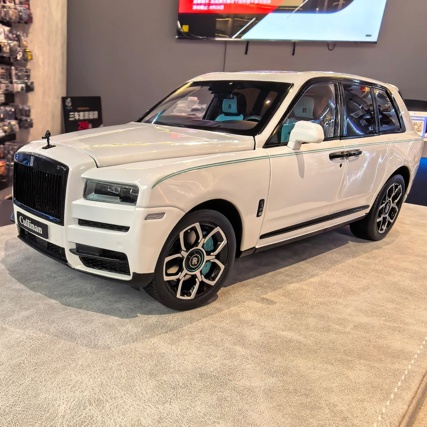 Oem Die-Cast Car 1:18 Rolls-Royce Rr Cullinan Fishing Stool Fully Open the Door Metal Miniature Cars Car Models Collectible Cars