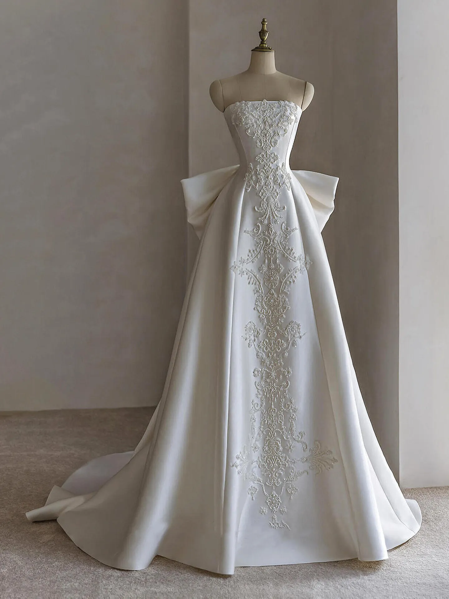 Elegant Satin Wedding Dress Ivory Bridal Gowns Floral Applique Decorations Wedding Gowns Strapless Lace-up Back Sweep Train