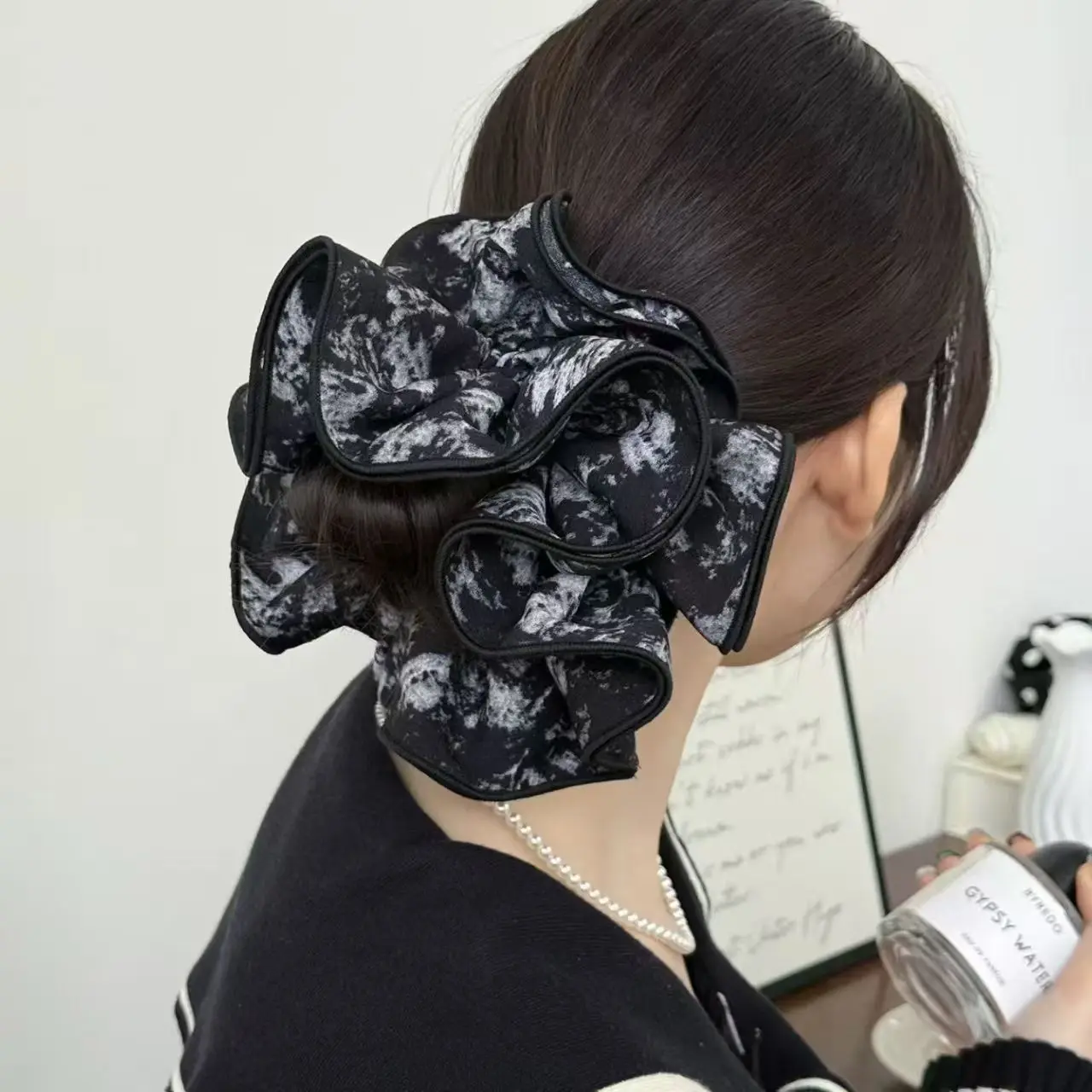 Low ponytail, large intestine hair loop, women's high-end feel, black and white checkered headband, cloth headband, floral hair