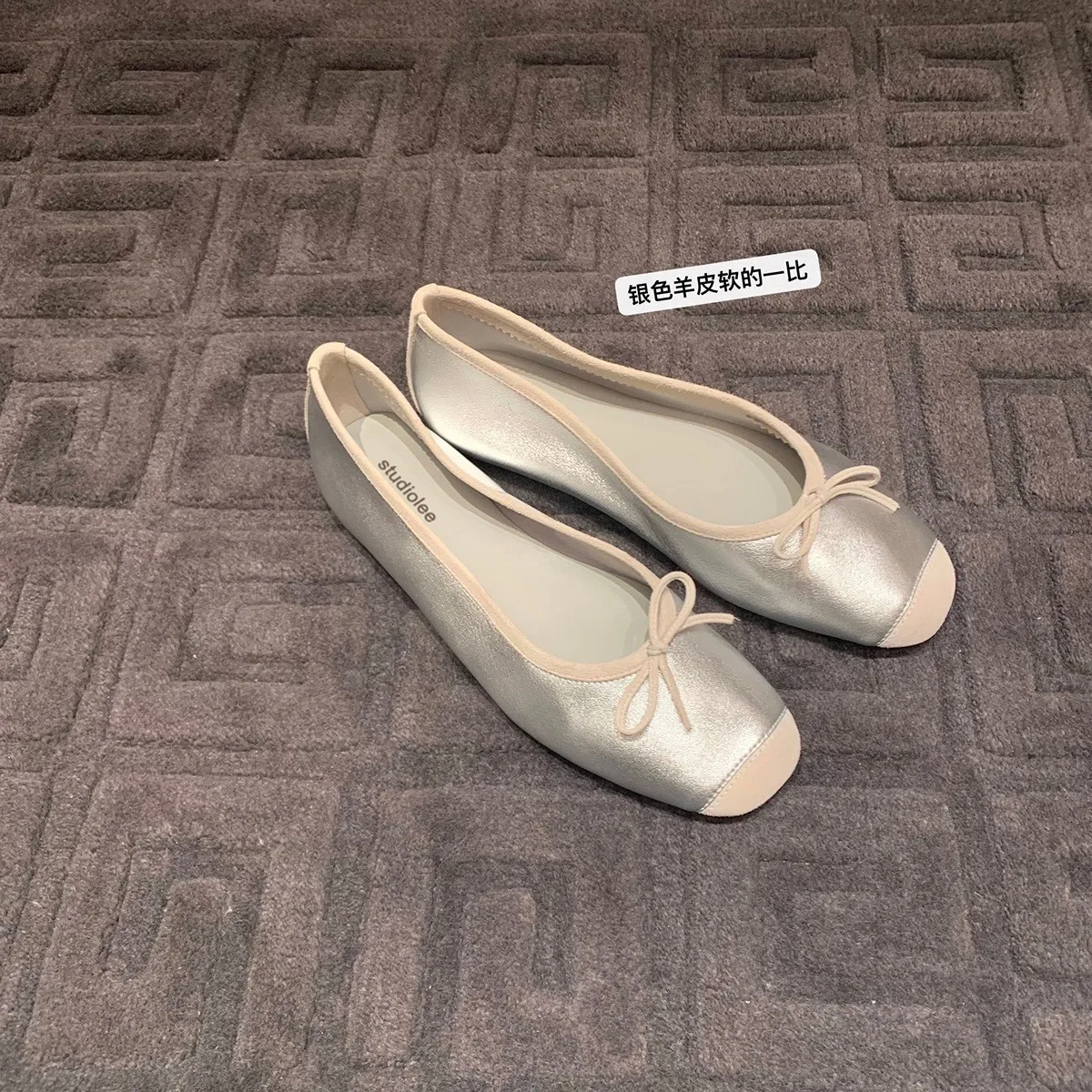 

Круглая голова, неглубокий бант, показывающий ноги, маленькие балетки на плоской подошве, одинарные туфли из шелковой овчины для женщин