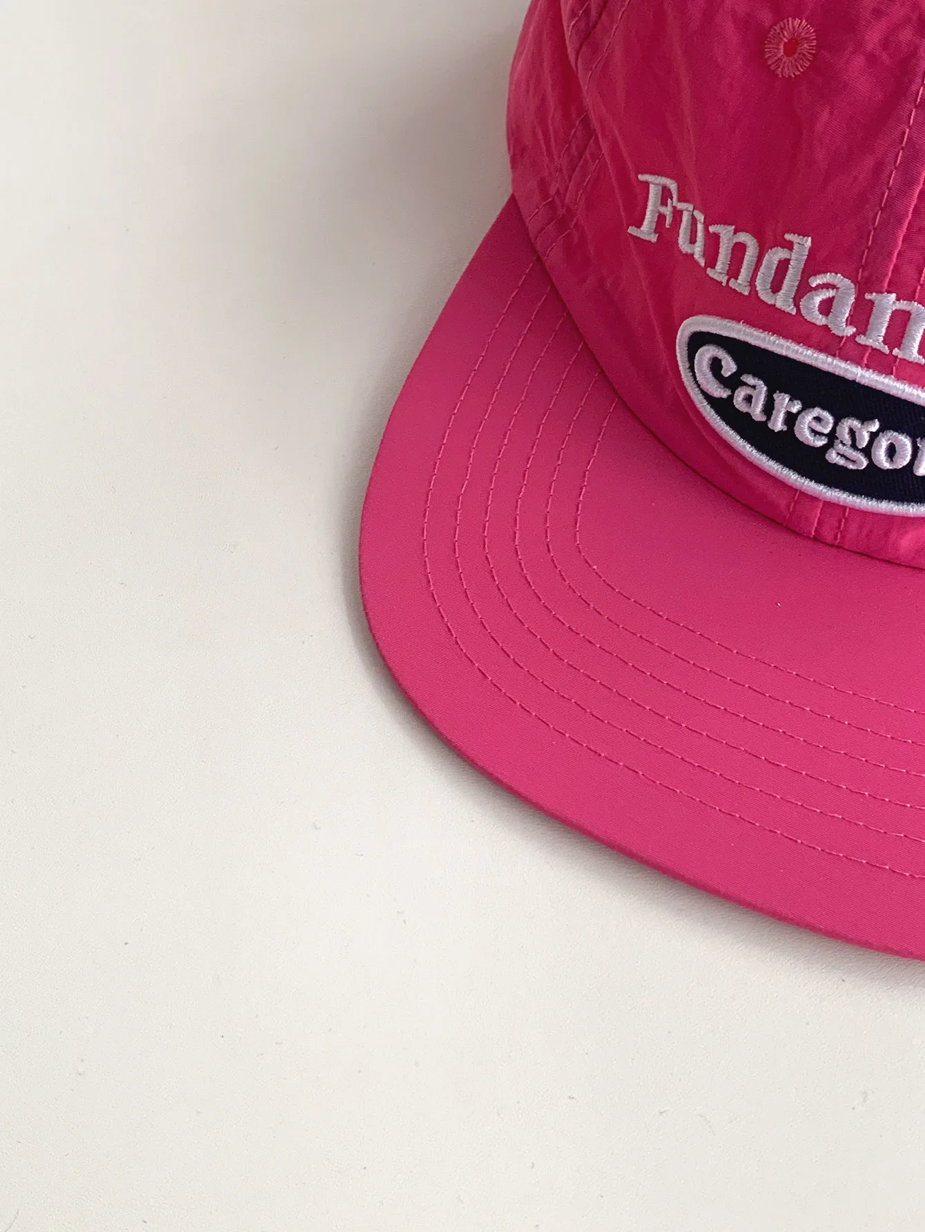 قبعة مسطحة ذات حافة مسطحة سريعة الجفاف للنساء صيفية قابلة للتنفس ورقيقة على الموضة في الشارع قبعة بيسبول للنساء بحروف صيفية