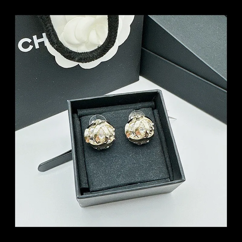 

Новые серьги-гвоздики 2025 года с полусферическими буквами в стиле интернет-селебрити, универсальные для лета