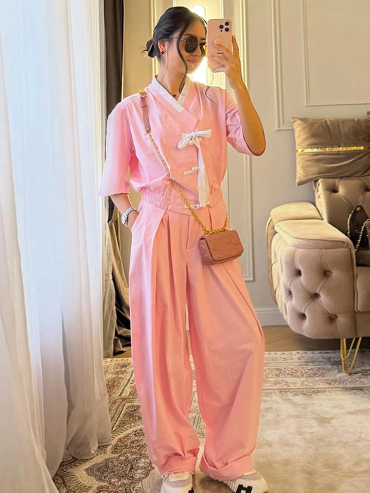 Damen-Hosenanzüge, 2-teilig, V-Ausschnitt, Kurzarm, seitliche Knopfleiste, Schnürung, geraffte Mäntel, plissierte Hosen, schicke Damen-Outfits mit Paneelen – Detail 3