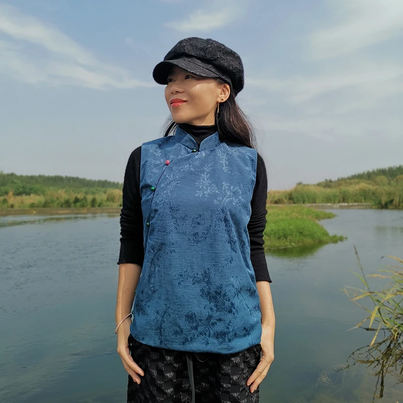 

Бархатный жилет с цветочным узором, термоаппликация, осенне-зимний, новый, женский, оригинальный, верхняя одежда, с наплечниками, синий, воротник-стойка, на пуговицах, чистый...