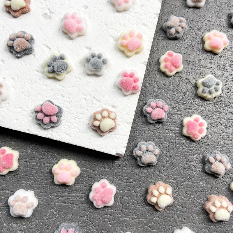 20 Stück 5D Winter Beflockte Katzenpfoten Cartoon Nagelkunst-Zubehör Bunte Bärenpfoten Harz-Nagelcharms DIY Maniküre-Dekorationen