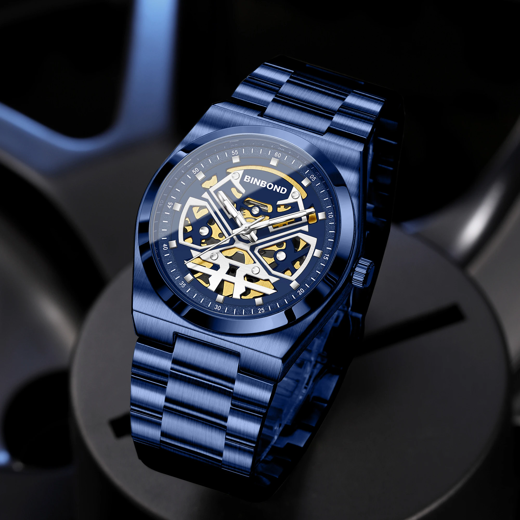 تتميز ساعة BINBOND الكوارتز الجديدة هيكلًا أسودًا أو أزرق أو أبيض وحزامًا في مخطط ألوان موحدًا. هذا التصميم الهيكلي