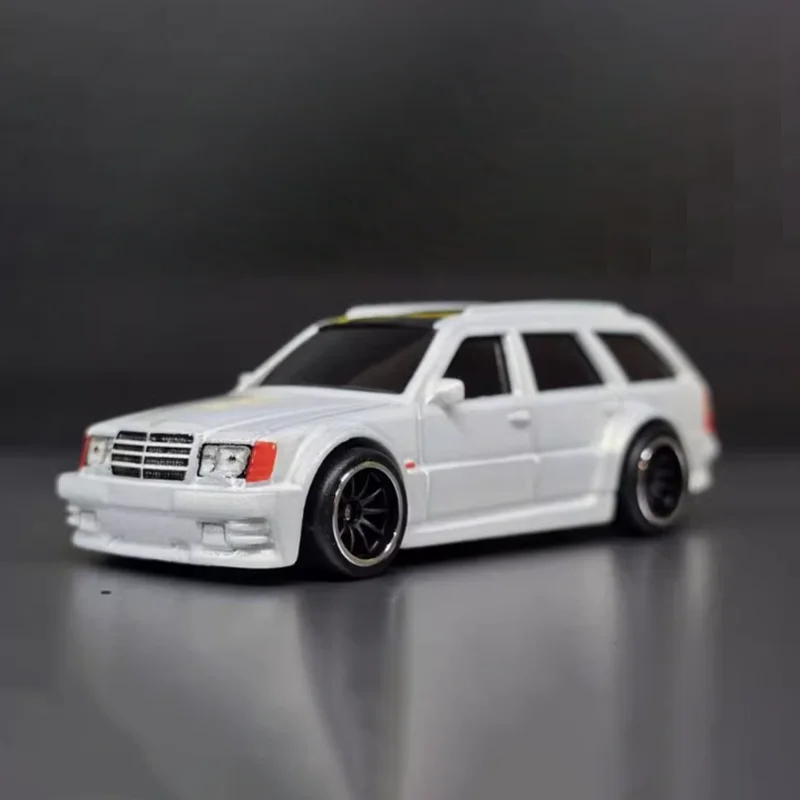 

HW 1:64 E36 AMG модель автомобиля из сплава, статическая коллекция, украшенные праздничными игрушками, сувенирный подарок