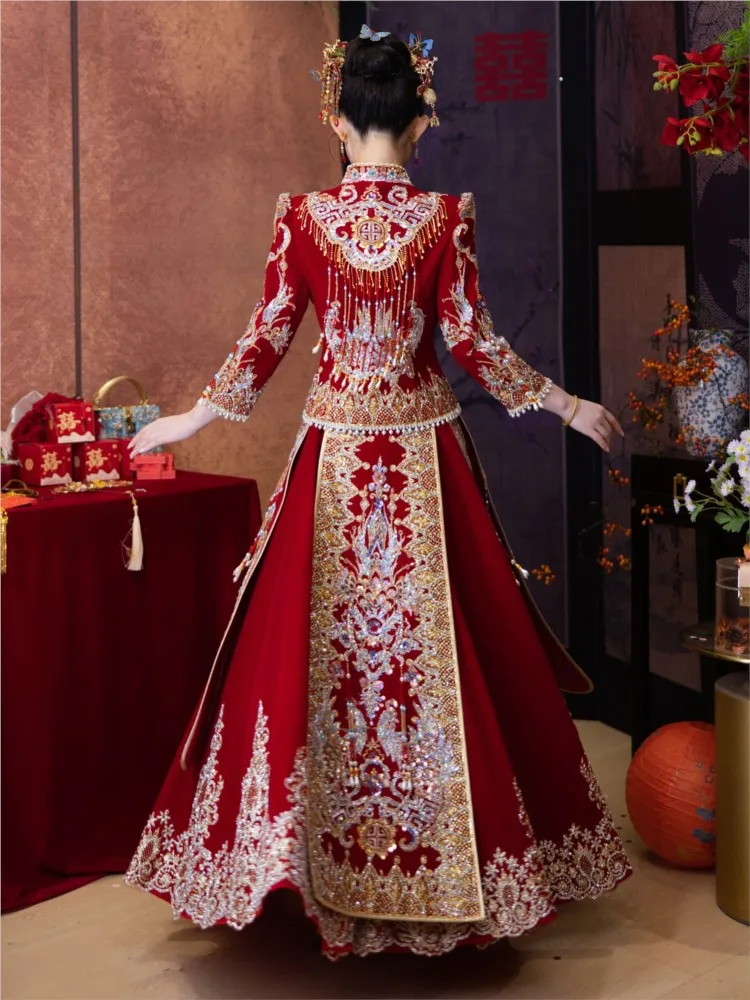 Das neue Hochzeitskleid im chinesischen Stil ist schwer und elegant, um das Toast zu halten.