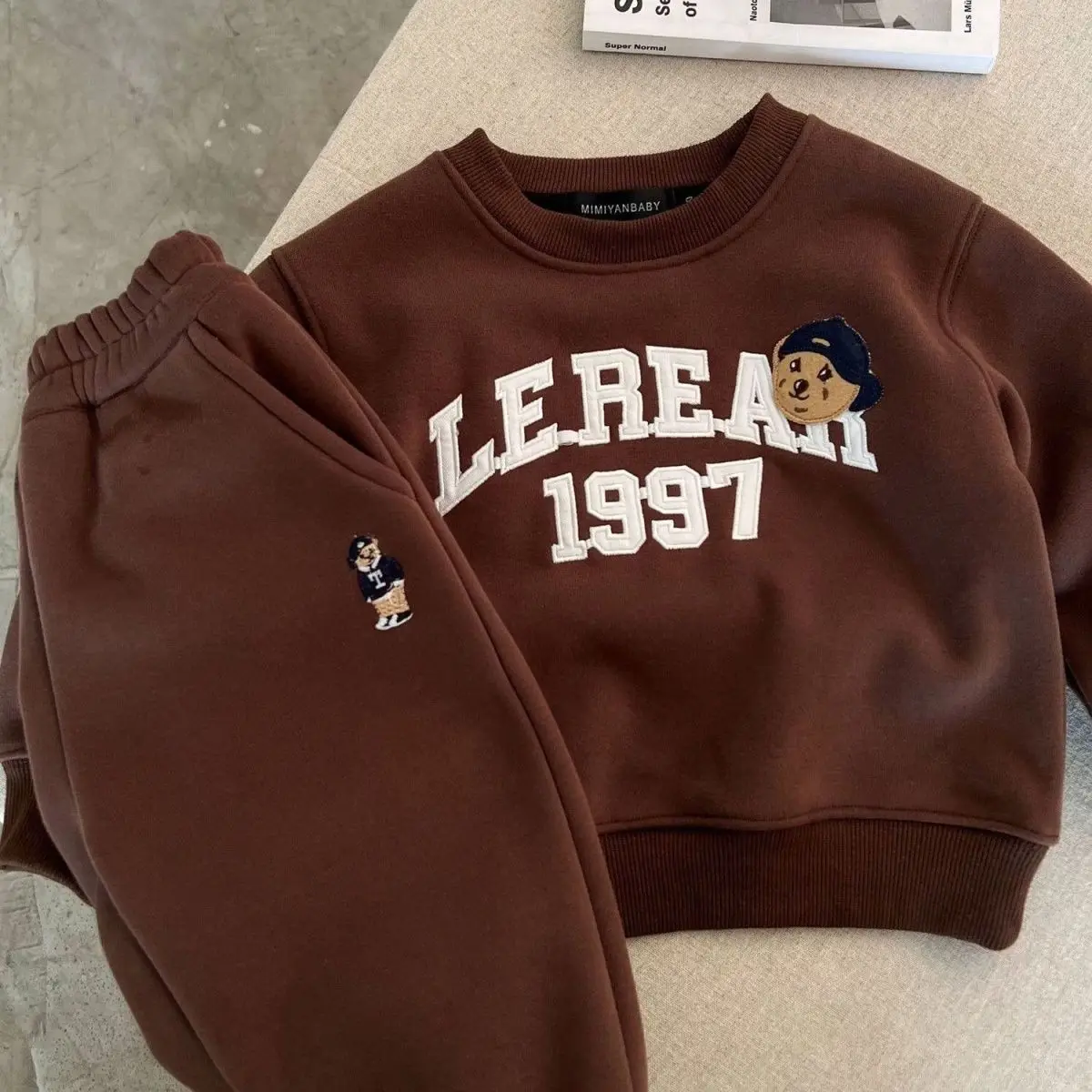 2026 Neuer Koreanischer Fleece-Trainingsanzug, Winter Verdickter Buchstaben-Pullover & Bären-Jogginghose 2-teiliges Set für Jungen und Mädchen – Detail 6