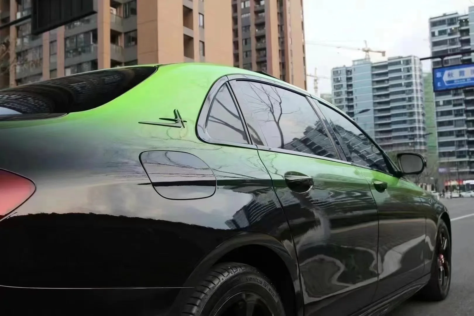 Изготовленная на заказ глянцевая виниловая пленка-хамелеон от черного до зеленого цвета, автохромная, индивидуальный художественный дизайн, автомобильная черно-зеленая упаковочная пленка