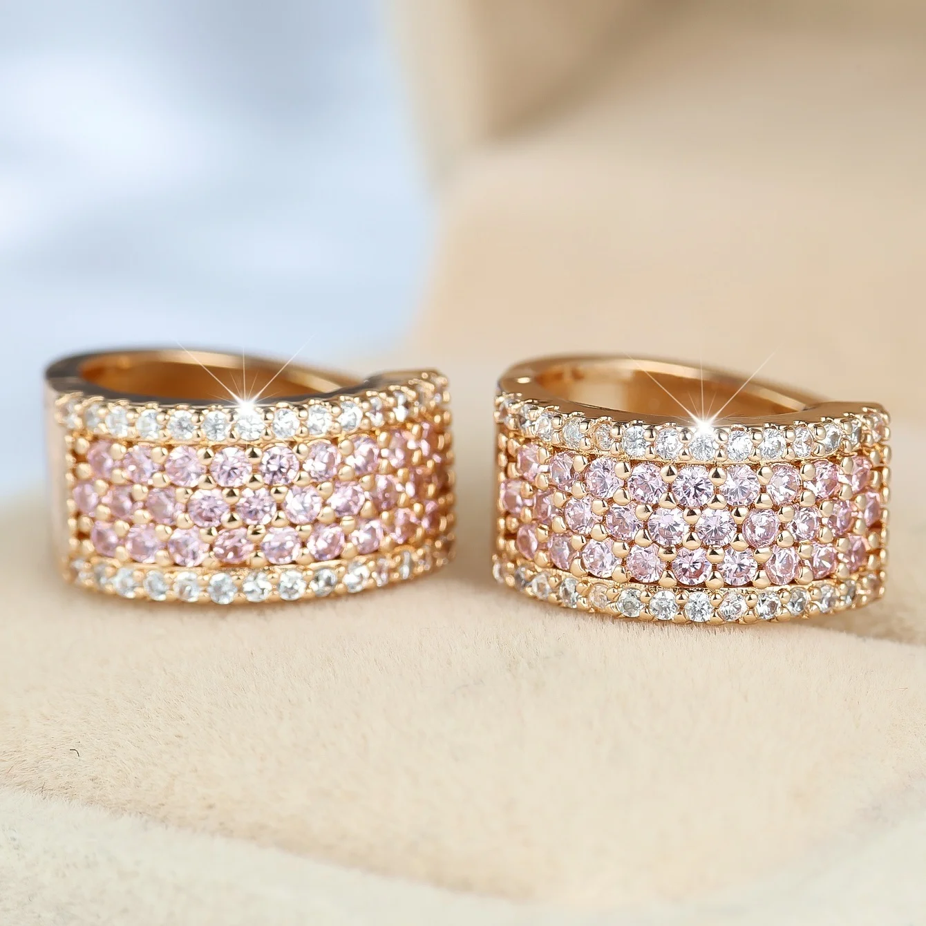 Elegante Damen-Creolen mit kleinen runden weiß-rosa Zirkonsteinen, trendige Mode, goldfarben, Hochzeitsschmuck für Frauen