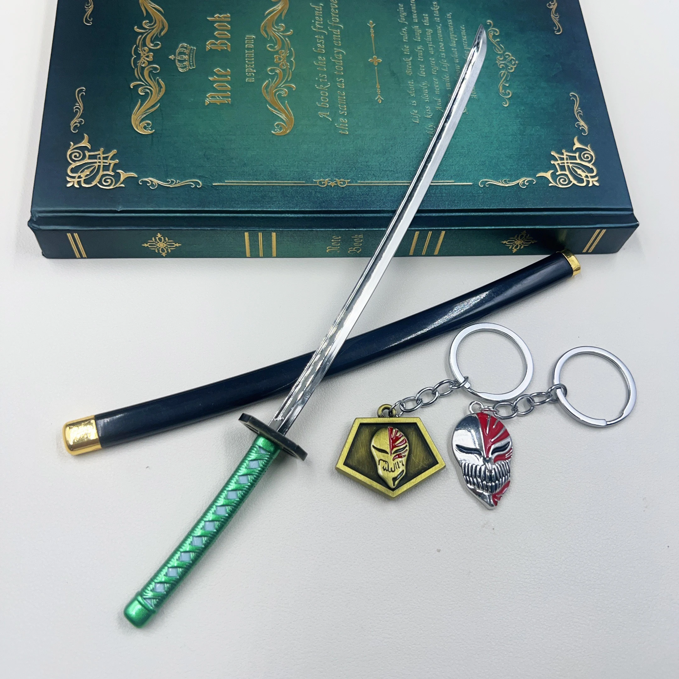 Bleach Kyōka Suigetsu llavero con espada 26cm Cosplay Anime Show Bleach Zanpakutou Aizen Sousuke espada llavero regalos Juguetes
