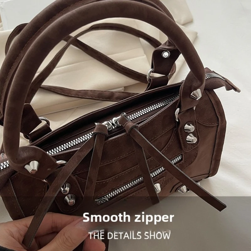 Vintage Wildlederähnliche Handtasche, Nieten-Reißverschluss-Dekor, Abnehmbarer Langer Riemen, Retro-Punk-Umhängetasche für Pendlerinnen – Detail 14