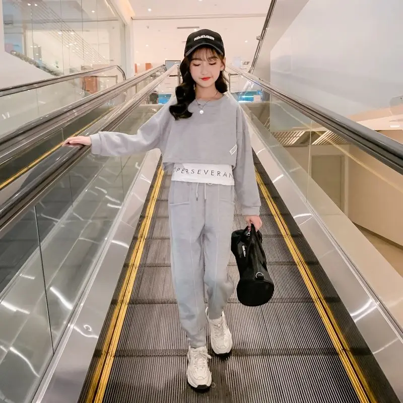 ملابس الخريف للفتيات 2025 طقم مكون من قطعتين بقلنسوة رياضية غير رسمية عصرية للأطفال لربيع وخريف