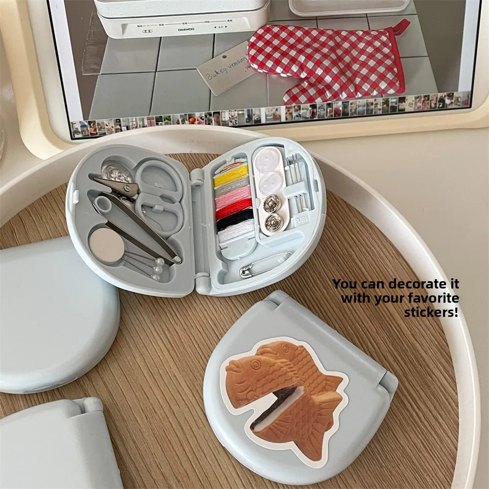 

Многофункциональный набор для рукоделия: швейный комплект для дома, маленький набор для шитья для студентов в общежитии, удобный и практичный.