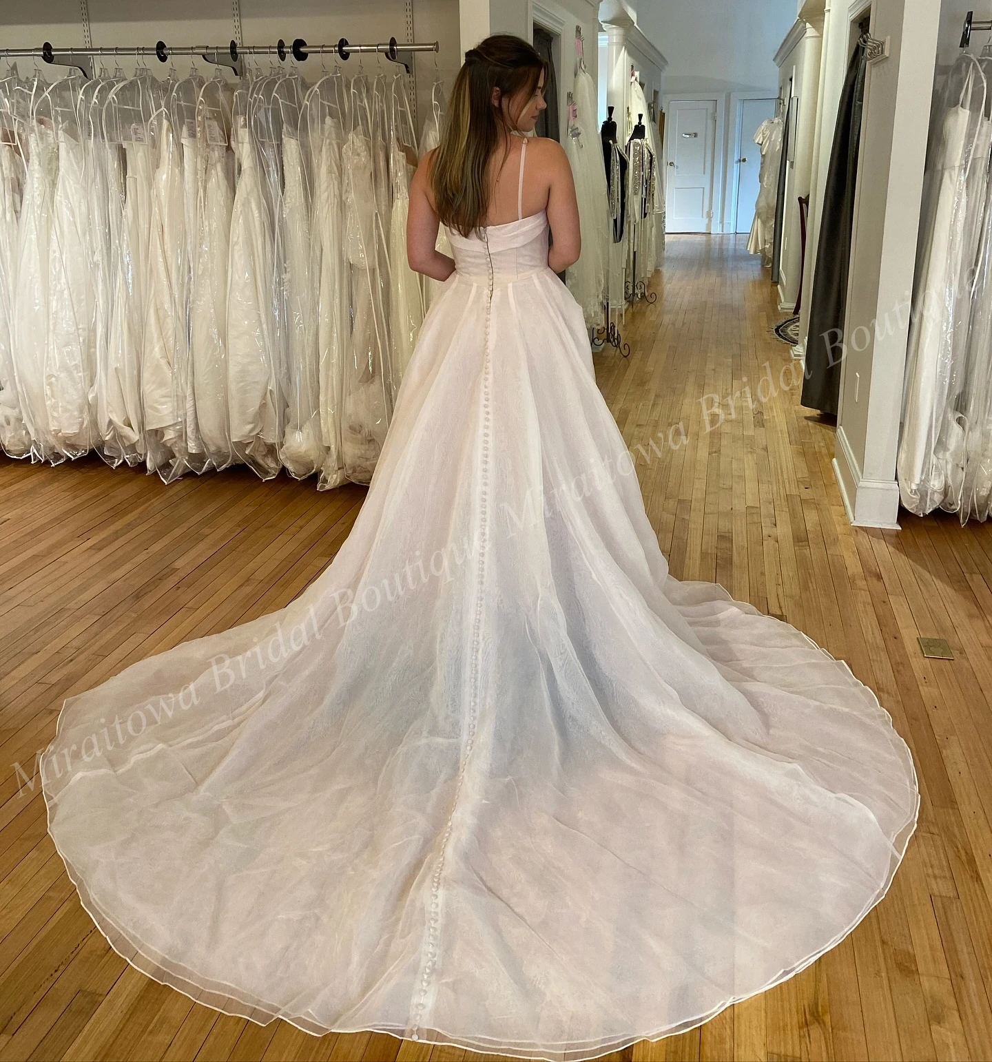 أحمر الخدود حفل زفاف فستان الأشرطة Ruched الأورجانزا مشد مصلى حديقة القلعة في الهواء الطلق القلعة الأمومة ثوب الزفاف صور مخصص