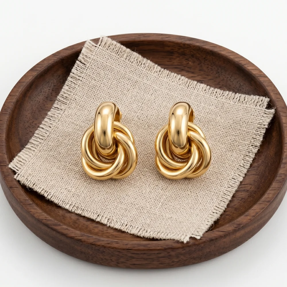 Twists Gold-Silberfarbene Knoten-Creolen im koreanischen Stil für Damen – Glänzende, trendige Ohrringe mit Schmetterlings-Ohrstecker für den Alltag – Detail 5