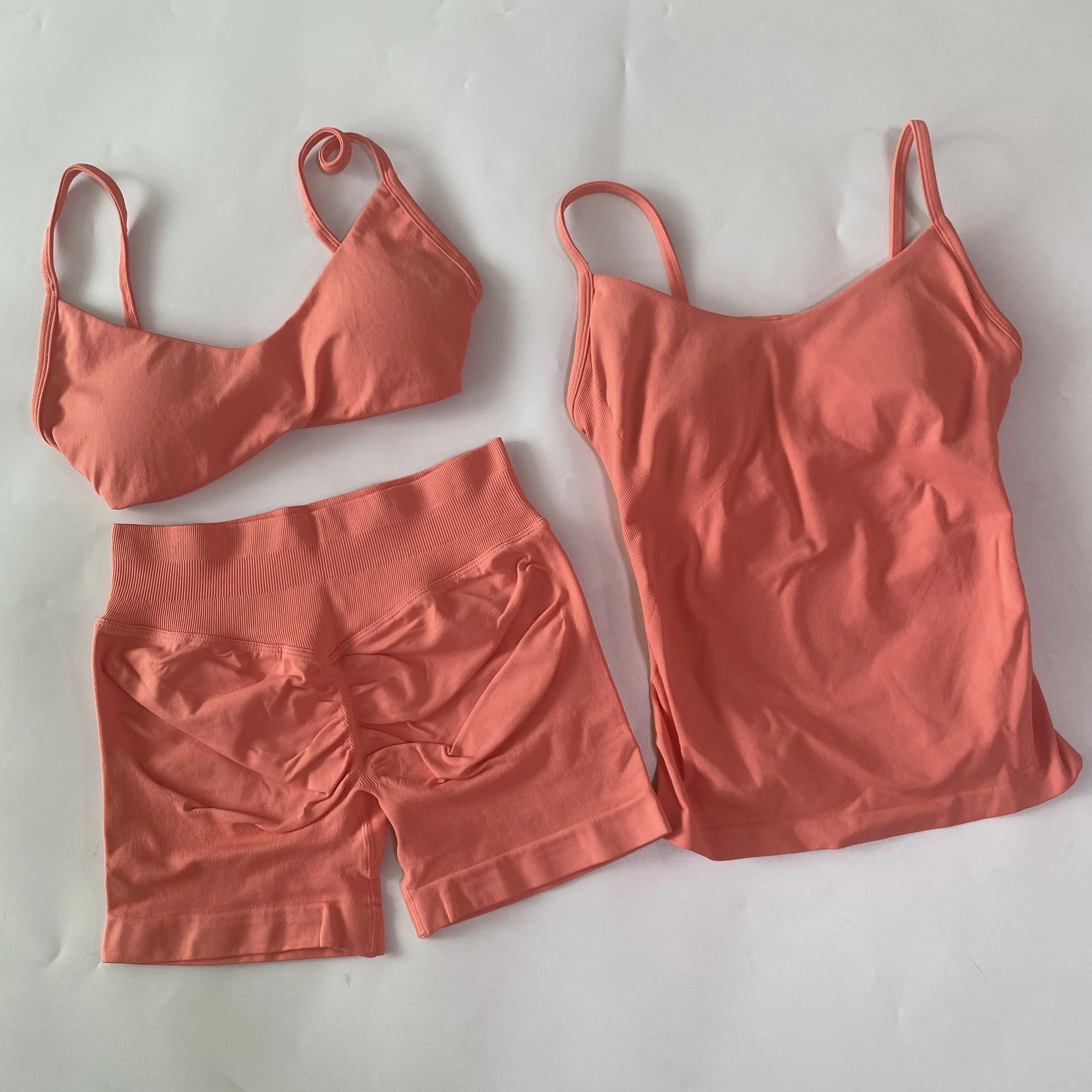 3-teiliges Set für Damen: Sport-BH mit Rundhalsausschnitt + Oberteil + hochtaillierte Yoga-Shorts mit Scrunch-Effekt, Fitness-Workout-Set, Sportbekleidung, Activewear – Detail 9