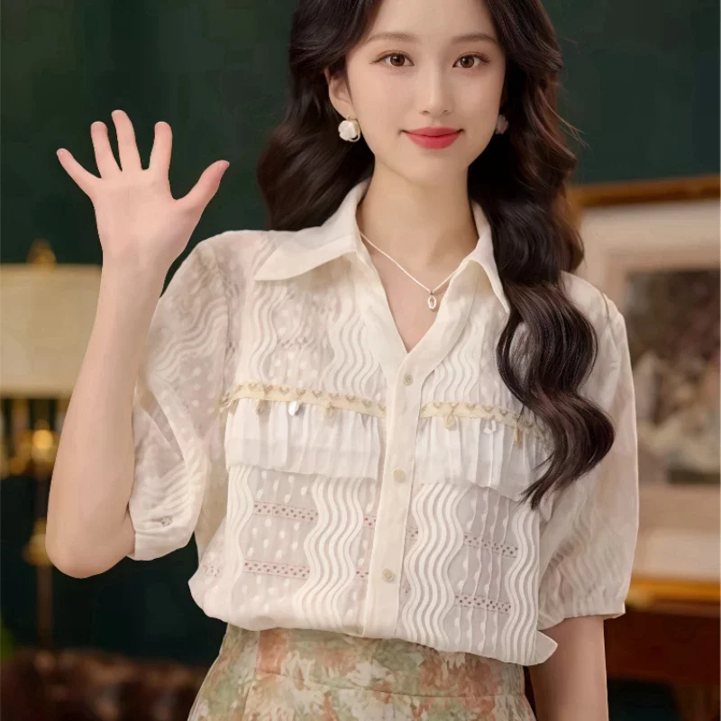 

Шикарная и красивая полая рубашка с цветочным принтом на крючках для женщин, летняя нишевая рубашка с кружевным воротником-поло XT1050