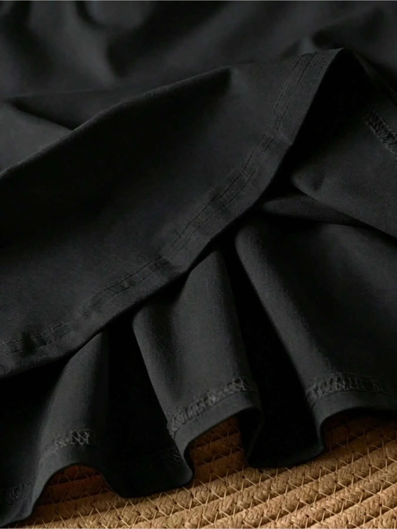 Mädchen-Set aus süßem, schmal geschnittenem, einfarbigem, ärmellosem Crop-Top und hochtailliertem, plissiertem Skaterrock aus weichem Stoff für Tanztraining und Sommerkleidung. – Detail 10