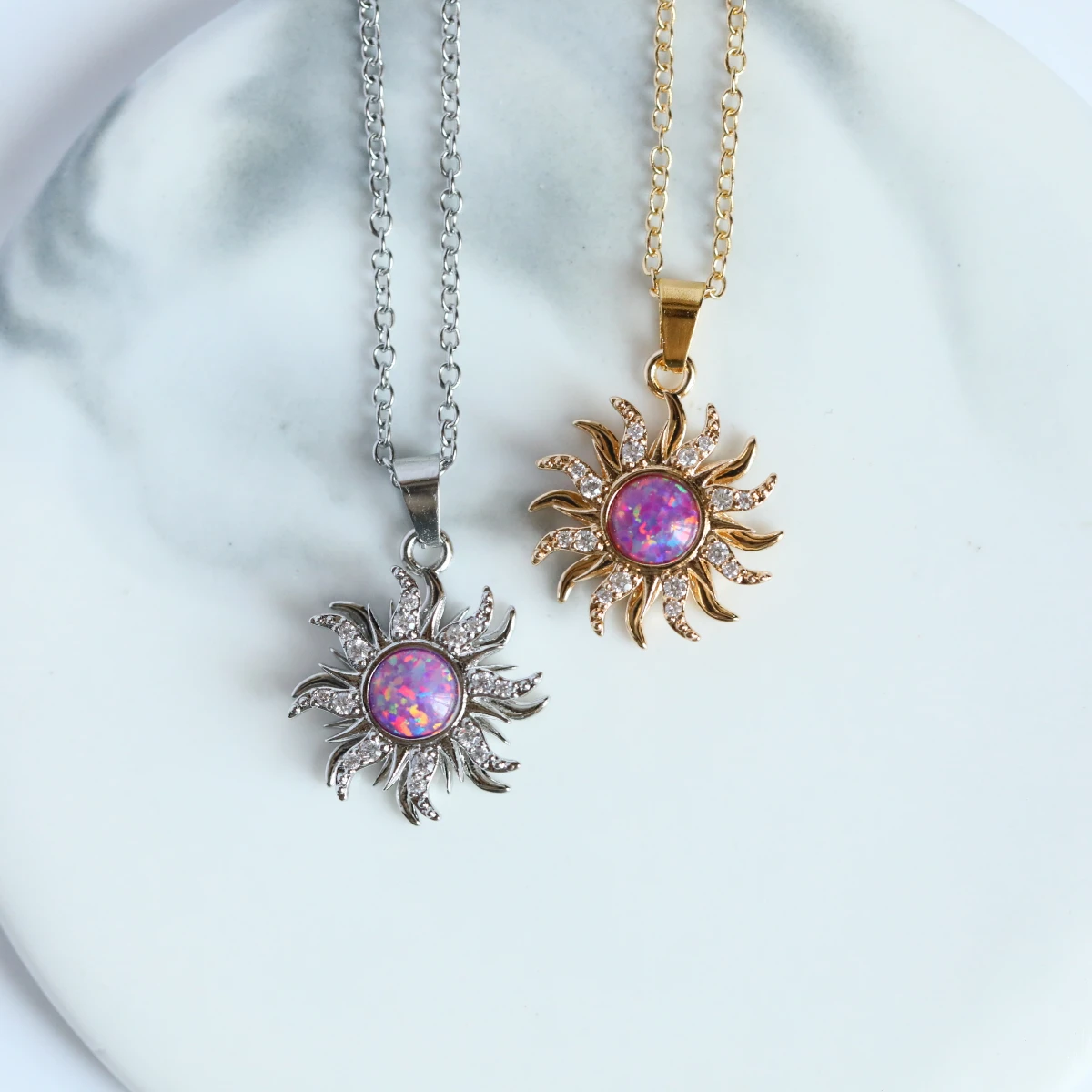 A sun necklace that can rotate, exquisite and fashionable, suitable for daily wear and holiday gifts