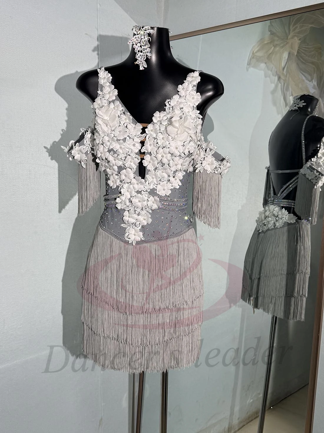 ラテンダンスの大人と子供のドレス、ラインストーンのハイエンドカスタムグレーの花柄ドレス、正確なタンゴの婦人服
