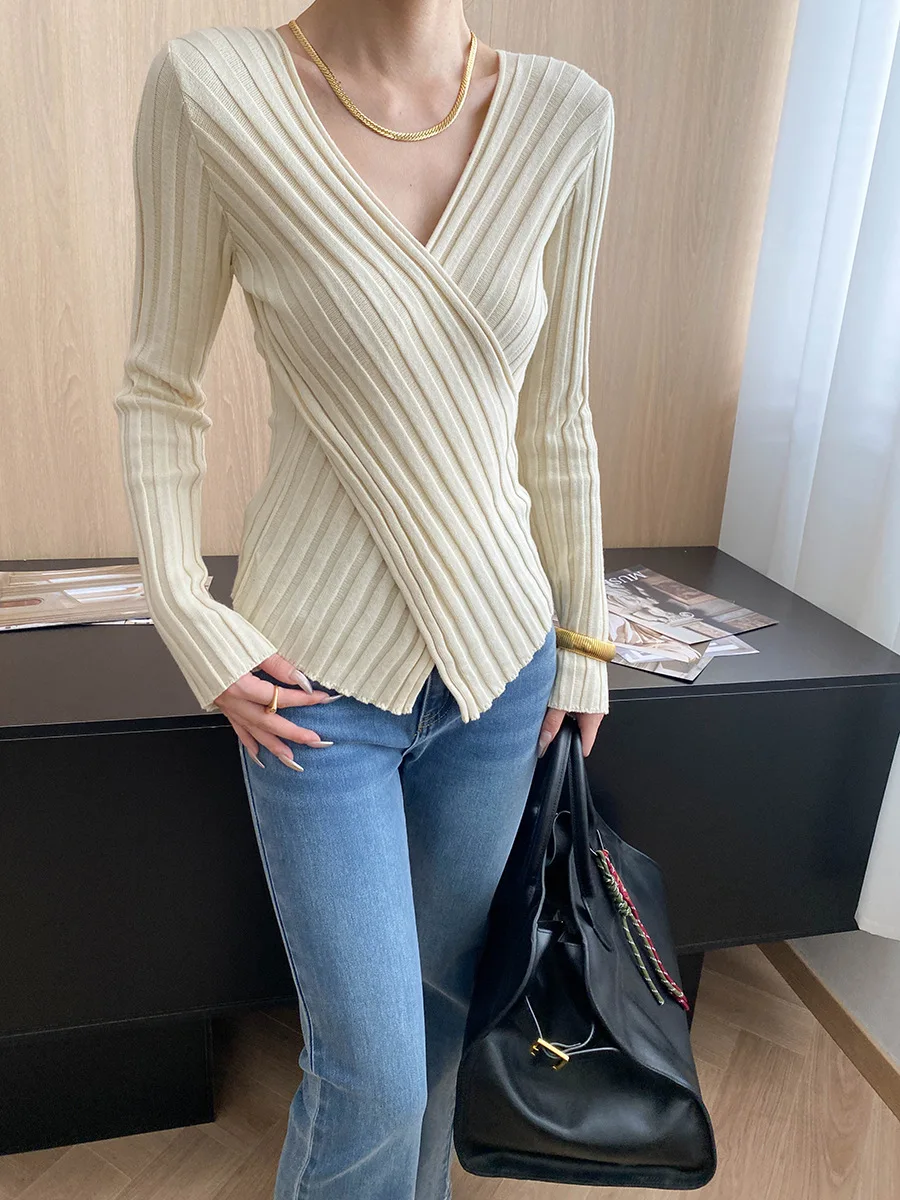 

Narrow temperament cross V-neck slim fit and slimming pit stripe base knit sweater
