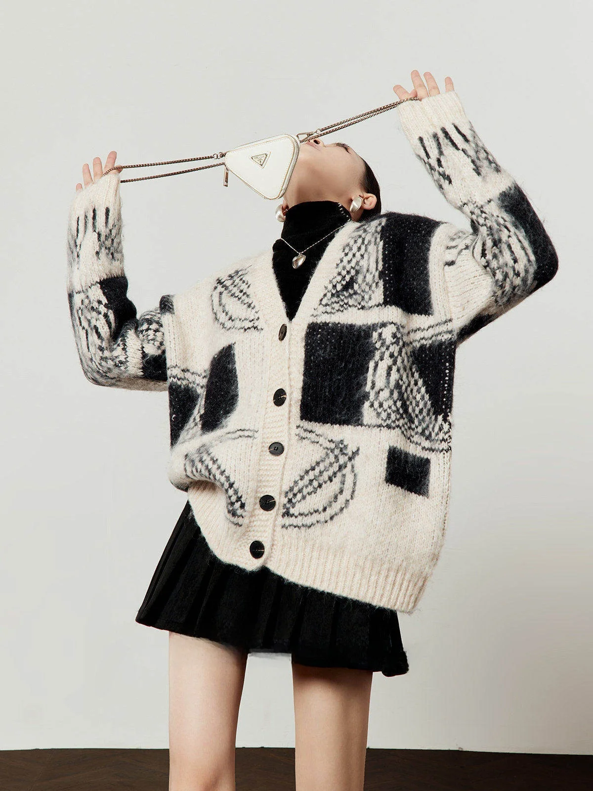 

Женский вязаный кардиган Bla V-Ne с V-образным вырезом, свободного кроя, в стиле ретро, с длинными рукавами, мягкий и теплый, для повседневной носки, модный тренд 2025 года.