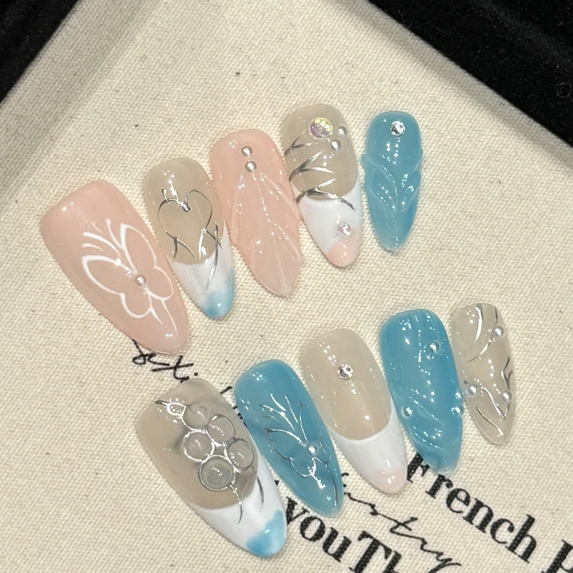 10 Uds. De uñas postizas Mdeium de almendra azul y blanca, diseños de ojos de gato Aurora con purpurina, concha de mar romántica, cubierta completa usable francesa, prensa