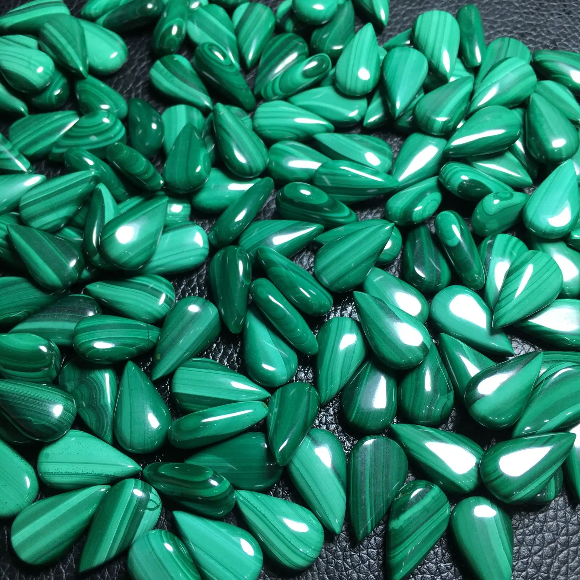 

Натуральный зеленый малахит груша в форме капли 10 × 17,8 мм, ювелирный аксессуар с драгоценными камнями