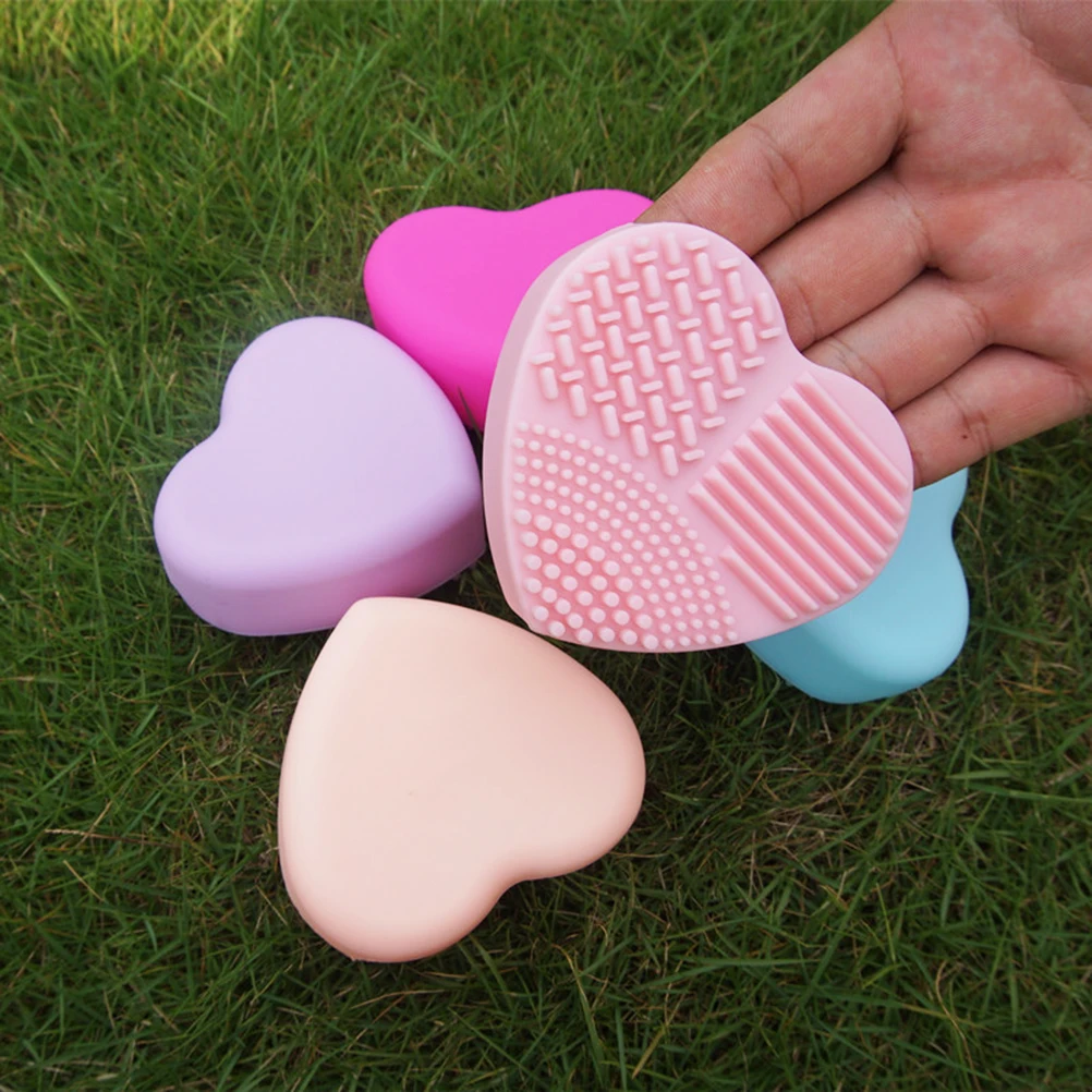 

Silicone Heart Shaped Brush Cleaning Pad Washable Makeup Tool for Face Eye Brushes Portable Scrubber with Hollow Grip Design