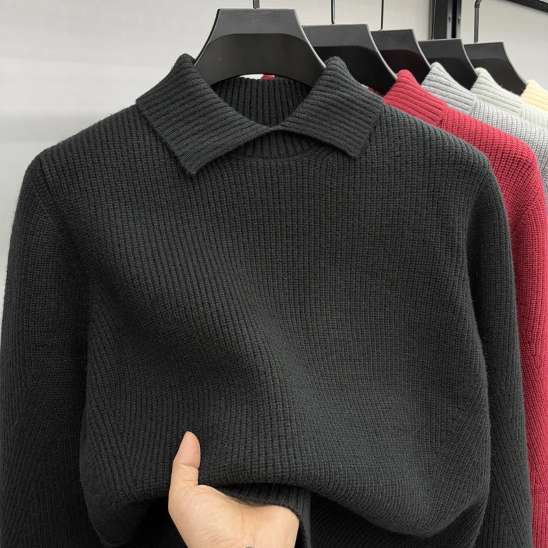 إحساس التصميم: سترة الخريف والشتاء ذات طية صدر السترة للرجال، نمط ناضج فاتح، لون خالص، قميص بولو محبوك فضفاض، سترة أساسية