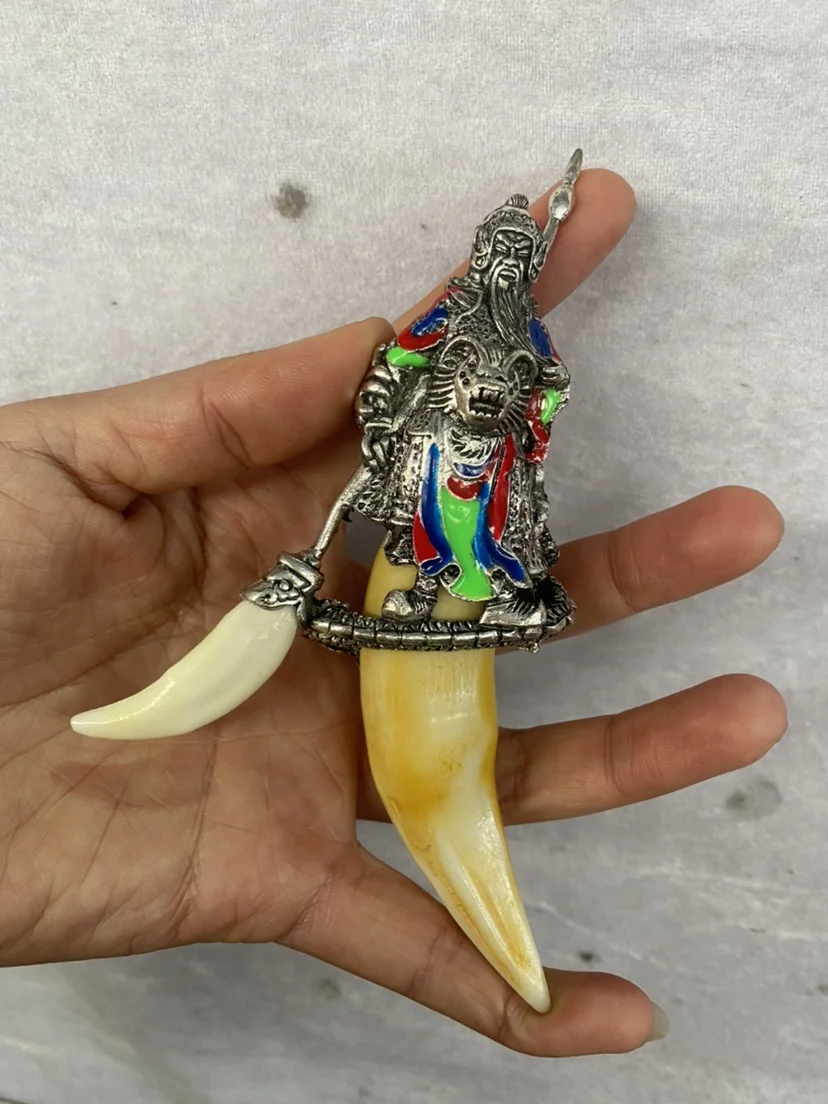 Tibetan silver inlaid Guan Gong resin tiger tooth real dog tooth hand handle piece men's cultural play pendant car hanging Vulca