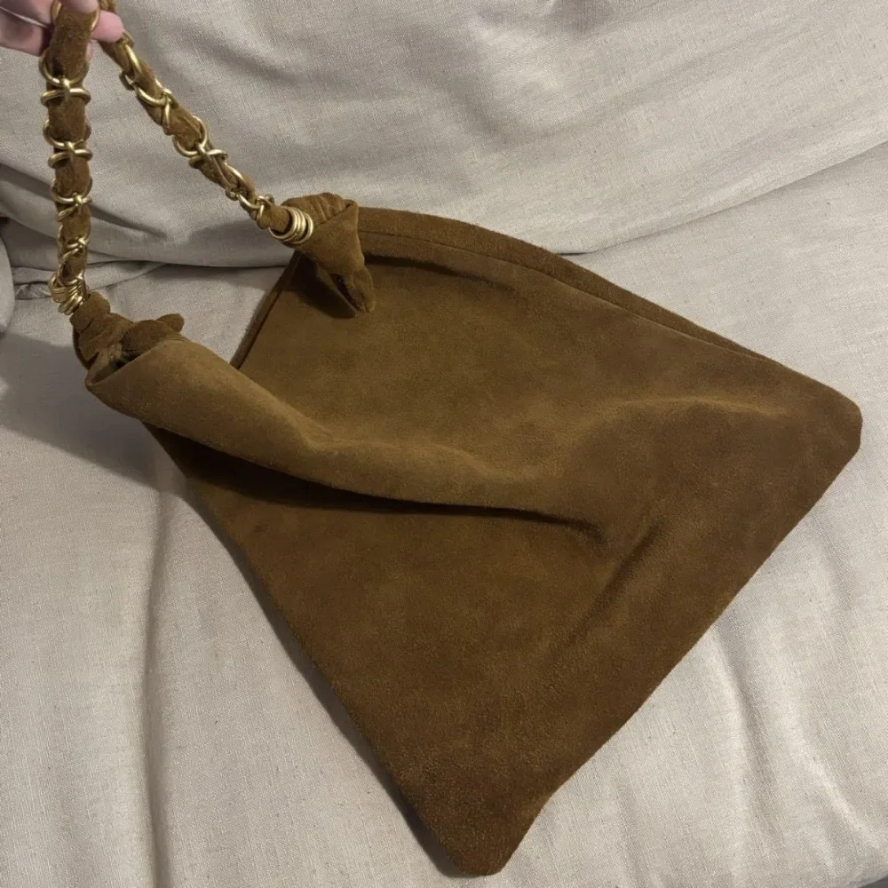 

2025, нишевая дизайнерская матовая сумка-тоут из воловьей кожи в стиле ретро, простая пригородная сумка на плечо большой вместимости, универсальная женская сумка под мышками