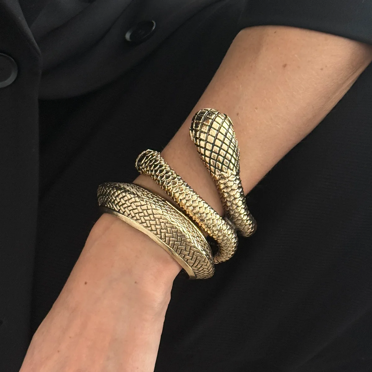 Open Bangle with Snake Skin Bold Geometric Pattern Coiled Wrap Design for Women Premium Alloy Silver Tone Versatile Daily Wear