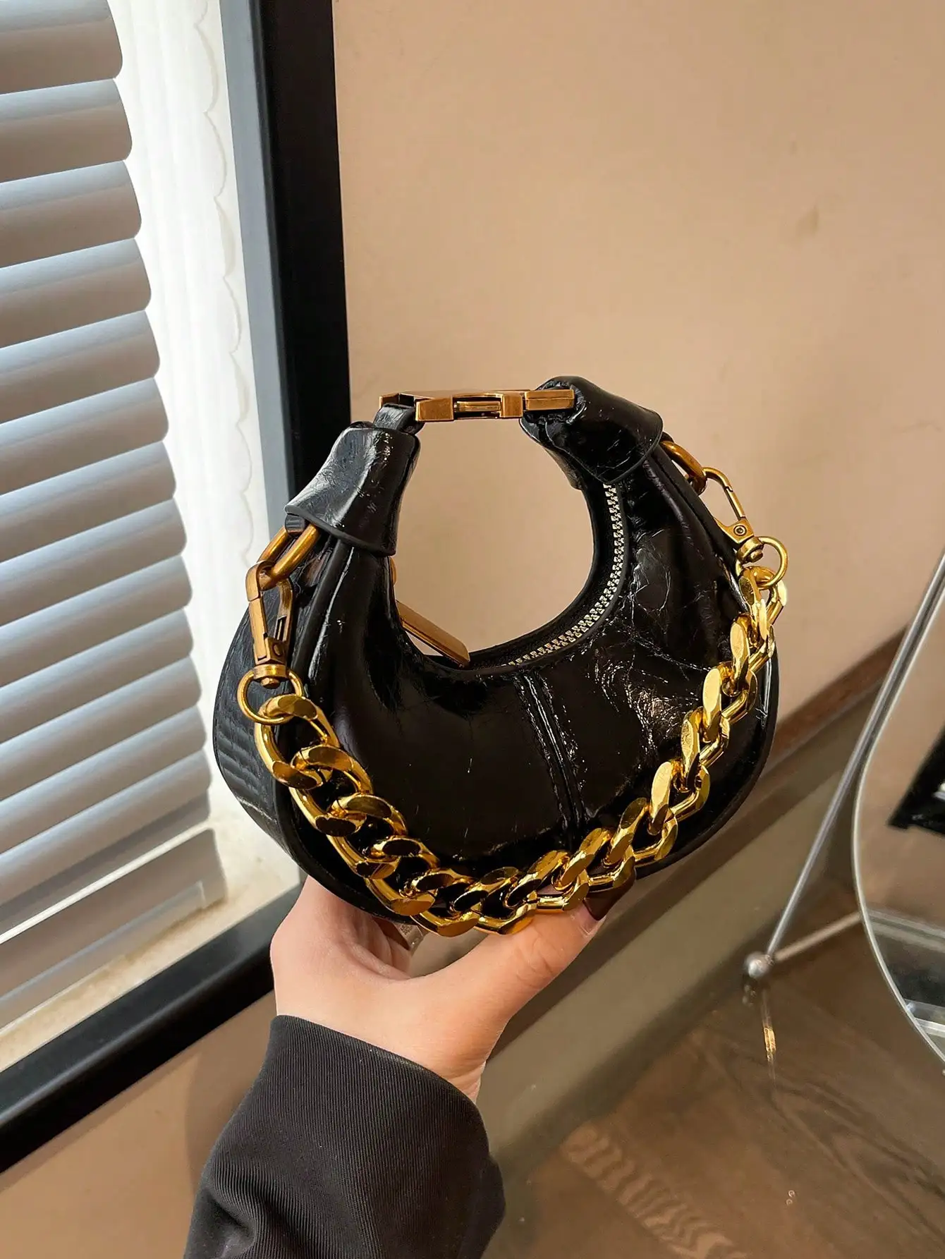 

Глянцевая черная мини-сумочка в форме полумесяца с золотой цепочкой-ремешком