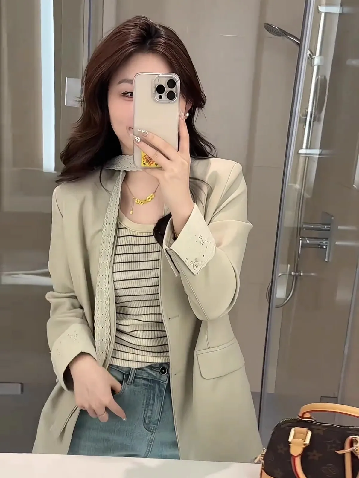 

Новая весенняя корейская свободная кожаная куртка с V-образным вырезом и кружевом, универсальная, простая, стильная, модная женская.