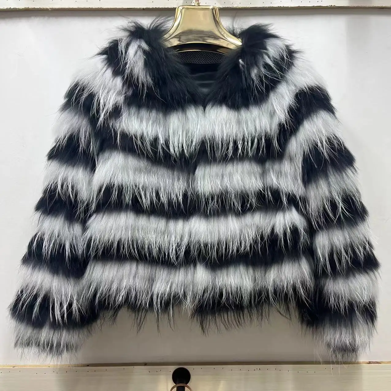 

2023 New Fashion Real Raccoon Fur Coat for Women Autumn Winter Warm V-neck female Real Fur Coat Jacket Y4287