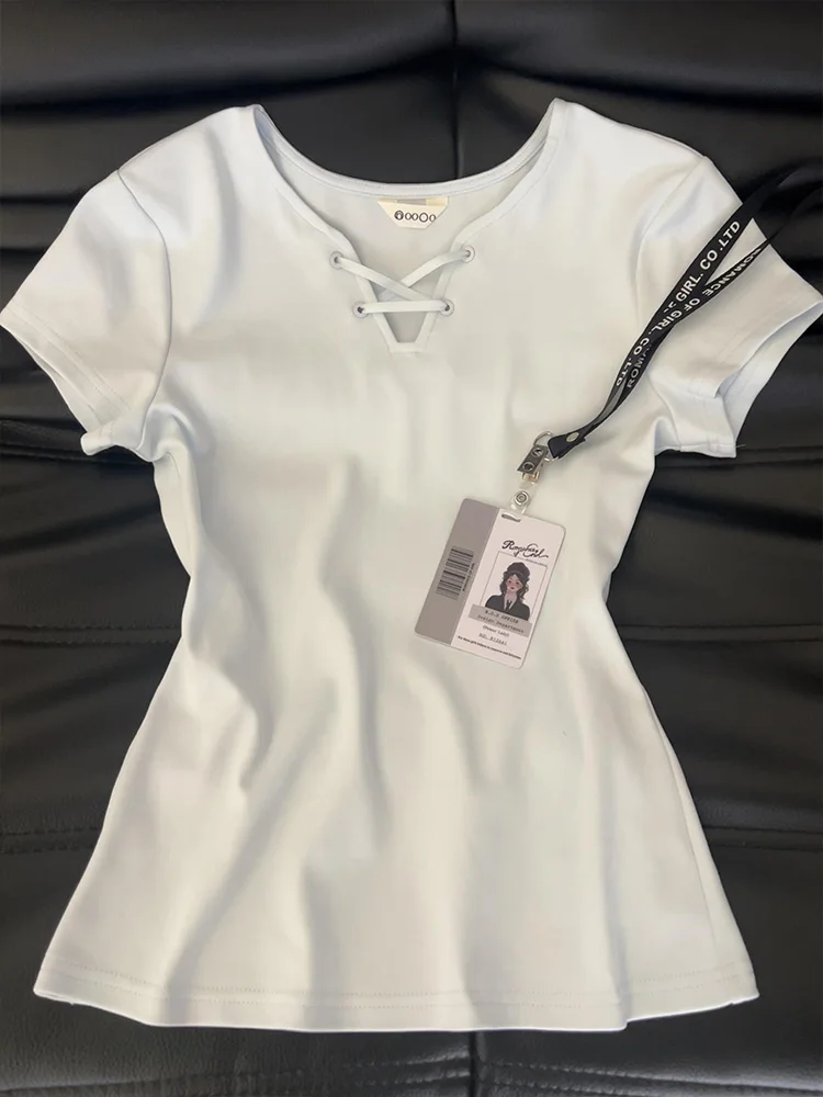 Camiseta de estilo coreano con cuello en V, color azul bebé, para mujer, de verano, ajustada, de manga corta, con lazo en la cintura, estilo dulce y picante