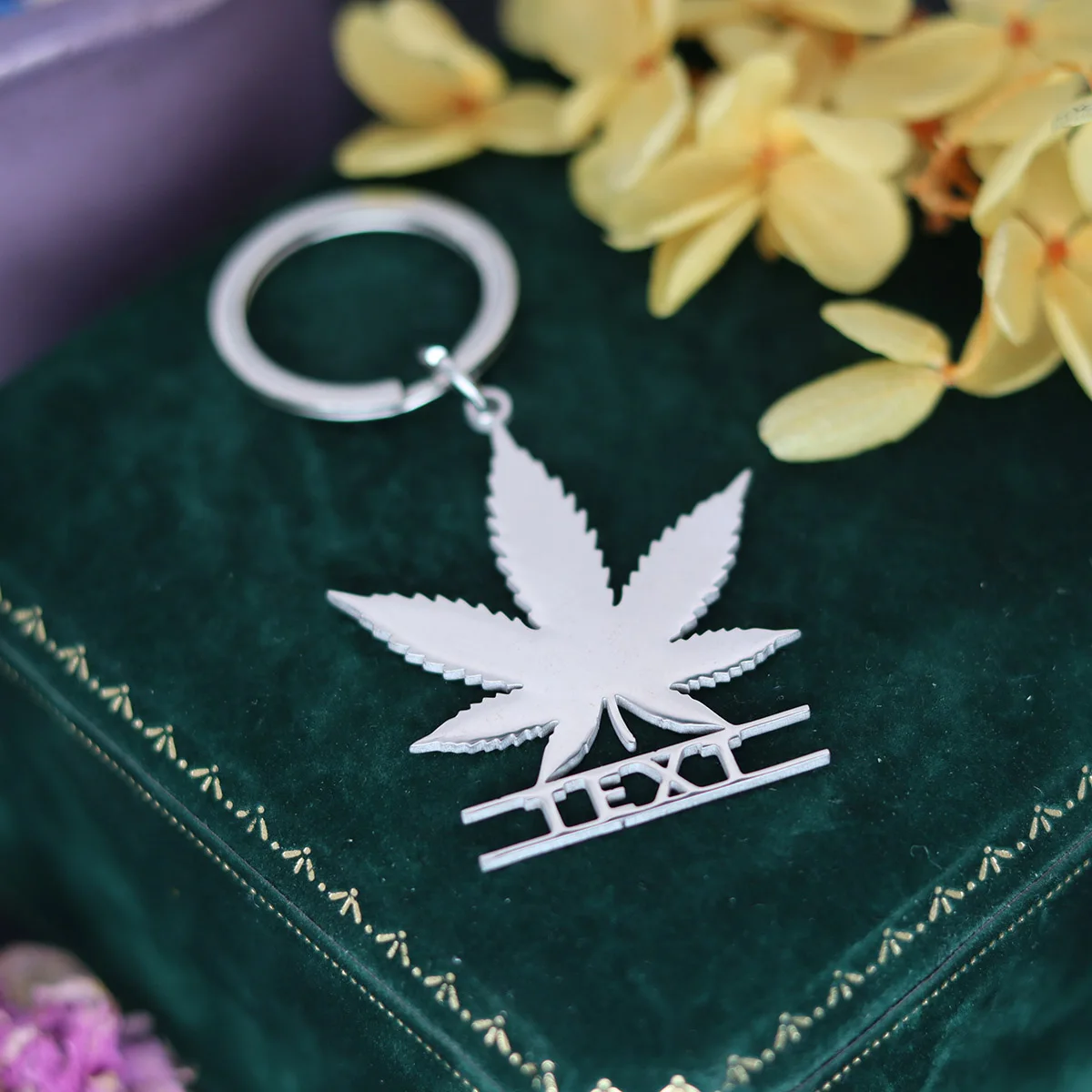 QIAMNI – porte-clés feuille d'érable en chanvre de la côte ouest, lettres gravées personnalisées en acier inoxydable, décoration hip hop, cadeaux