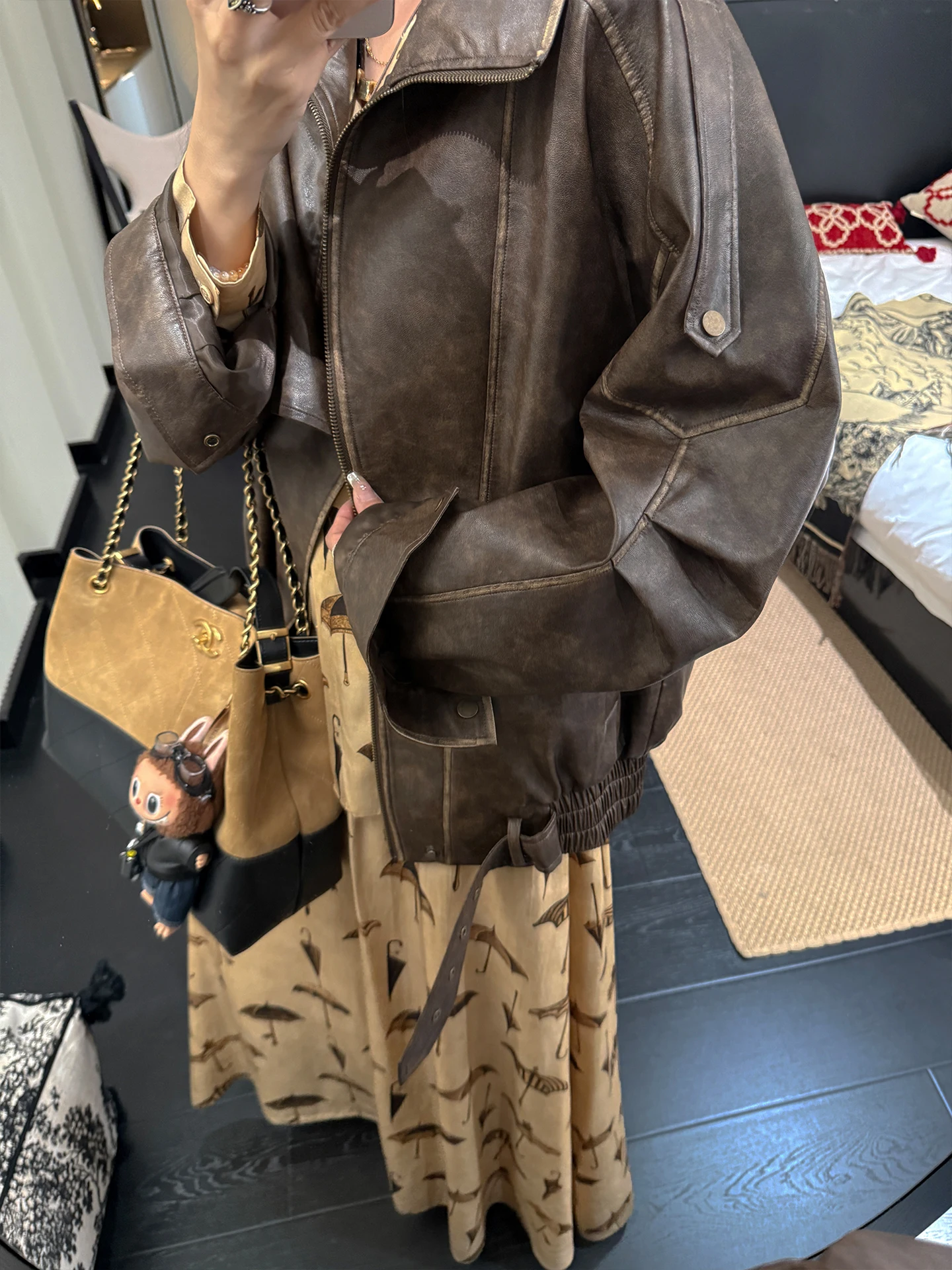 เสื้อแจ็คเก็ตหนังทรงบอยเฟรนด์โอเวอร์ไซส์ สไตล์ไบค์เกอร์ สีน้ำตาล สำหรับฤดูใบไม้ร่วงและฤดูหนาว  ผลิตจากหนังรักษ์โลก  ตกแต่งด้วยเชือกผูก  สำหรับผู้หญิง