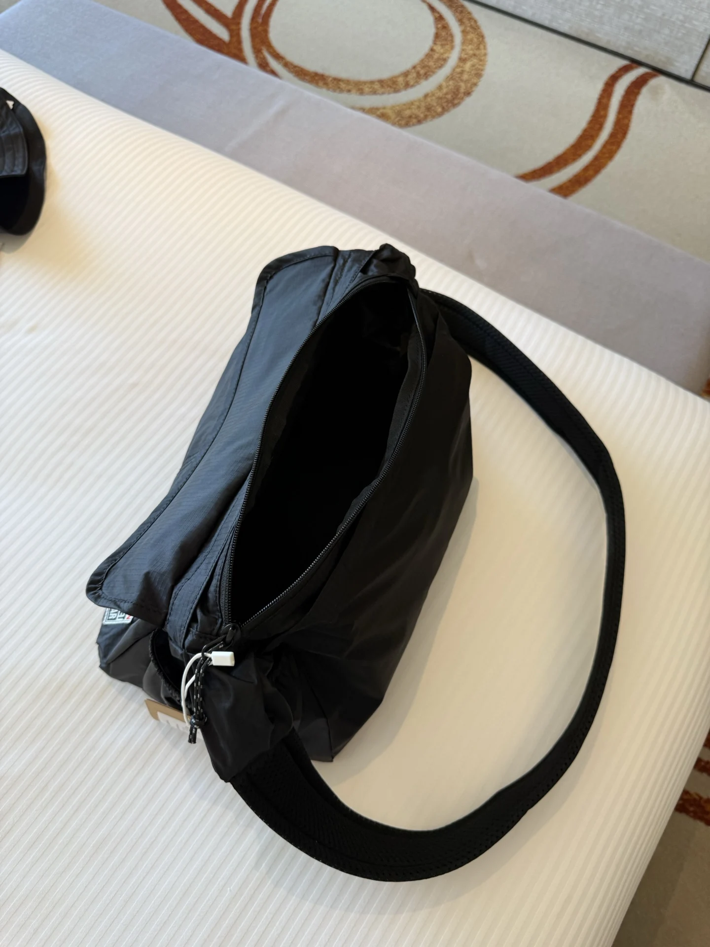 超軽量ナイロンクロスボディバッグ女性用カジュアルシンプルデザインセンセーションシングルショルダーサッチェルハンドバッグ餃子型ジッパー…