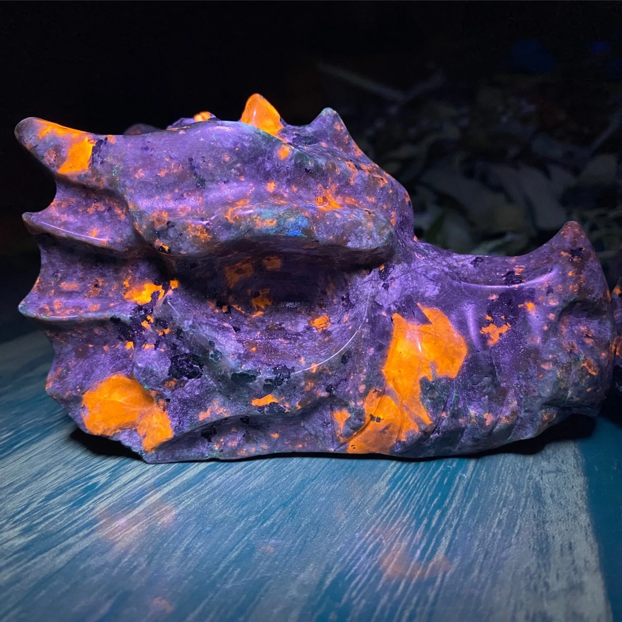 

1pc Yooperlite Dragon Skull Crystal Carving - UV Reactive Quartz Statue, Unique Home Decor, High-end Crystal Collectible