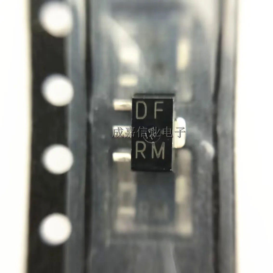 10pcs/Lot 2SD1898T100R SOT-89 MARKING;DF R Bipolar Transistors - BJT NPN 80V 1A Operating Temperature:-40C-+ 150 C