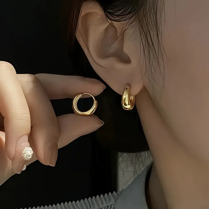 

A Pair of Fashionable Water Drop-Shaped Glossy Ear Buckles, Minimalist Style Circle Earrings, Minimalist Niche Design, High-End Jewelry