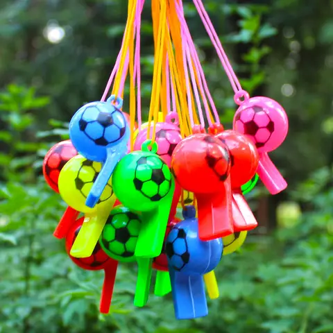 20pcs 축구 패턴 휘파람 플라스틱 스포츠 펜던트 휘파람 장난감 어린이 생일 파티 호의 치료 게스트 선물 Goodie Bag 필러