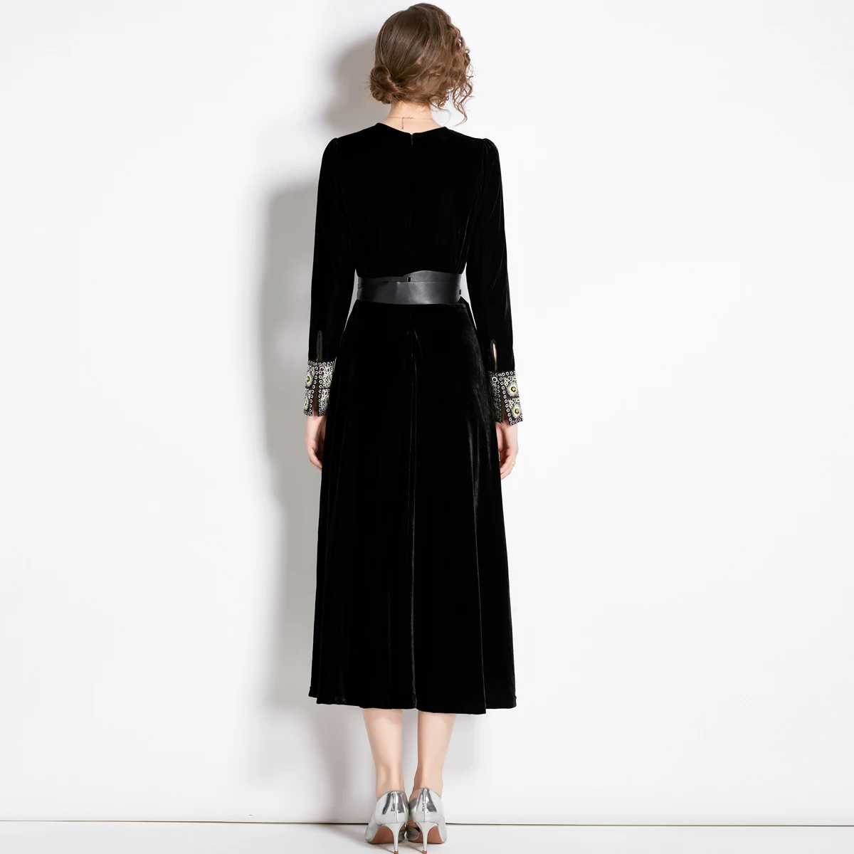 Autumn And Winter 2022 New Style Gold Velvet French Hepburn V-Neck Slim Black Velvet Embroidered Dress Belt Slim Big Hem Dress