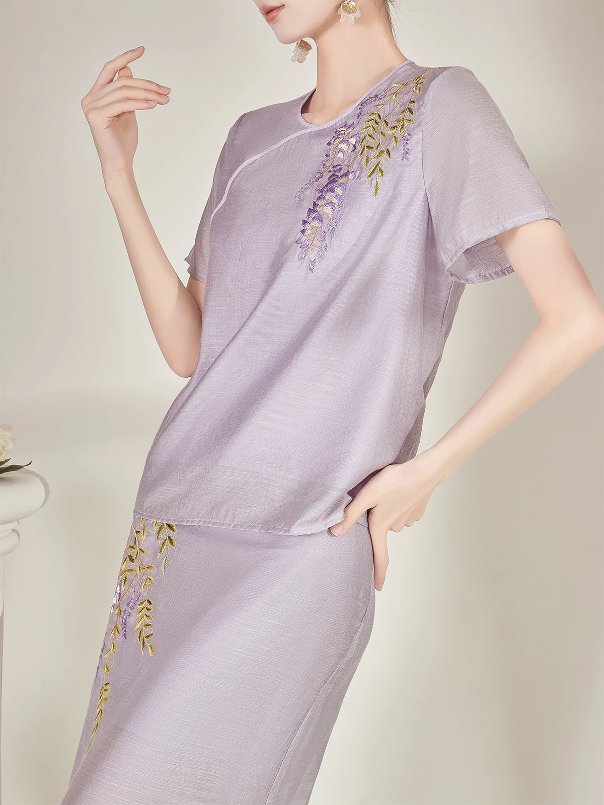 

Модный летний комплект из двух предметов в винтажном стиле, дышащий, средней плотности, с коротким рукавом и круглым вырезом, для расслабляющего отдыха.